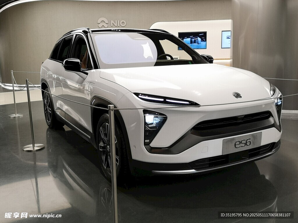 白色時尚電動SUV汽車展示