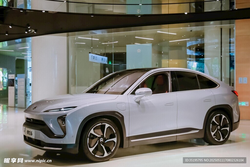 時尚電動SUV汽車展示