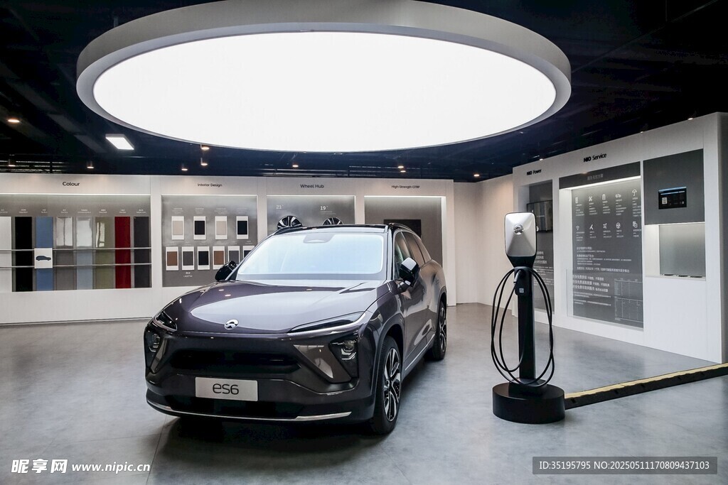 展廳中的黑色新能源汽車