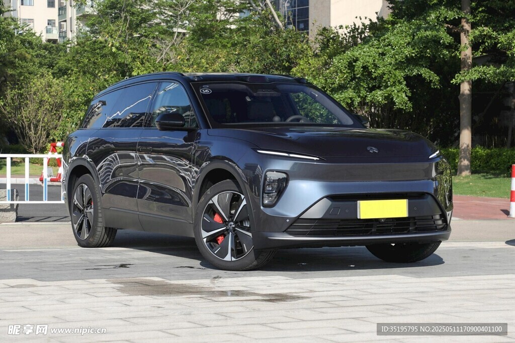 黑色時尚電動SUV汽車
