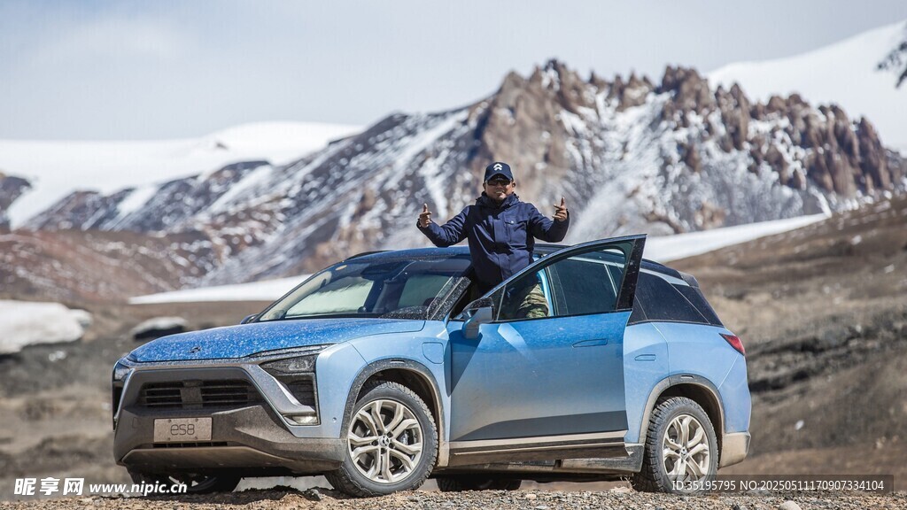 雪山下的藍色越野汽車