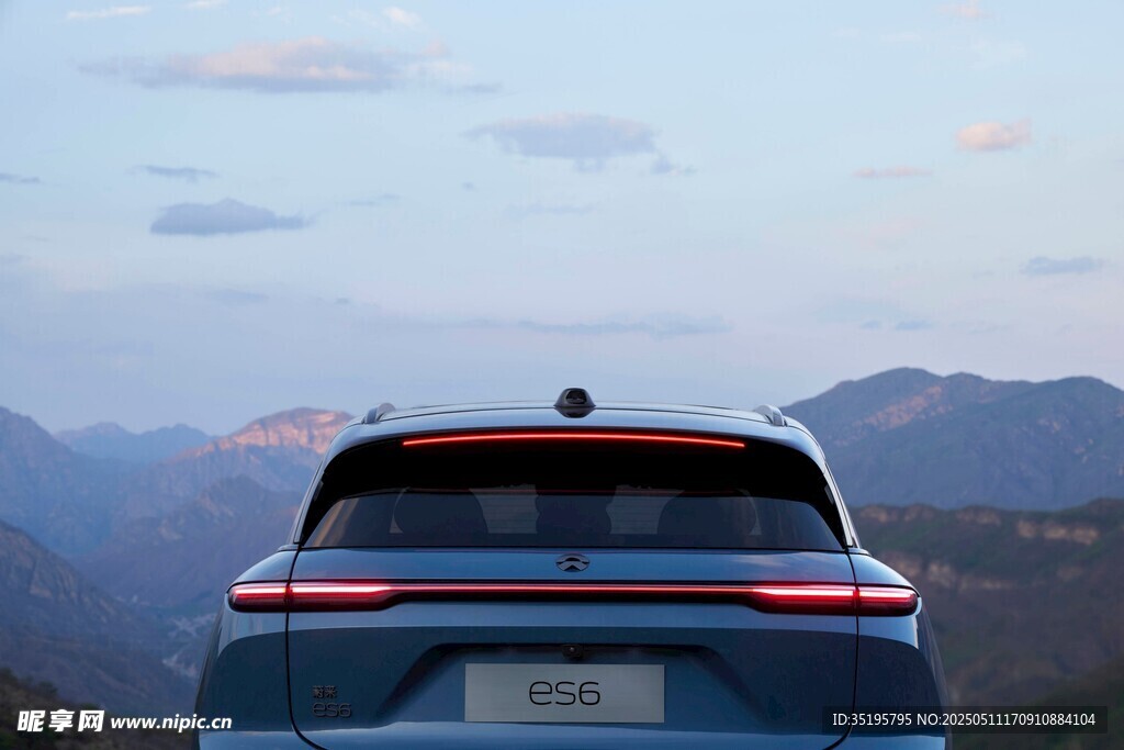 車尾視角的戶外汽車風(fēng)景