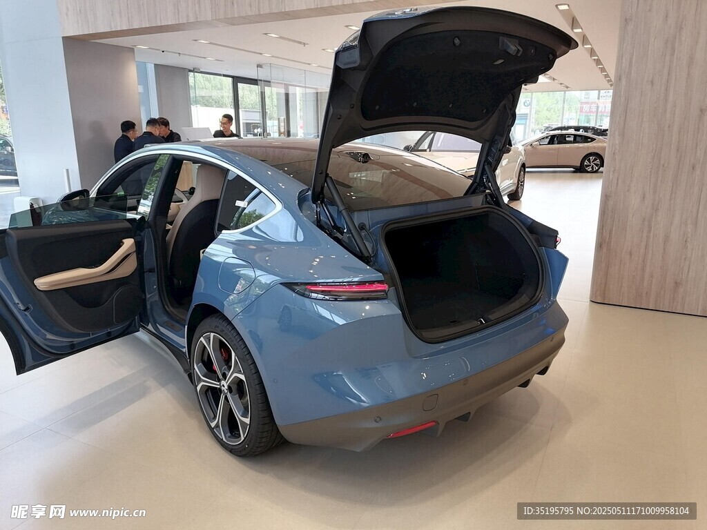 藍色轎車后備箱開啟展示