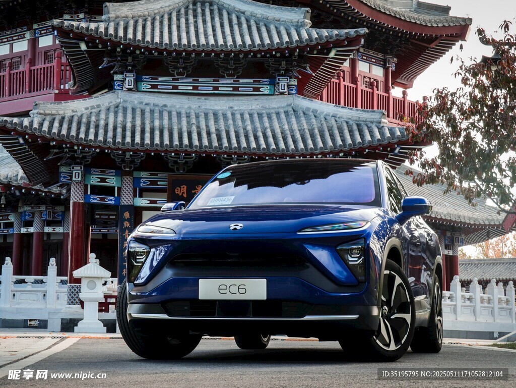 古風前的藍色時尚新能源汽車
