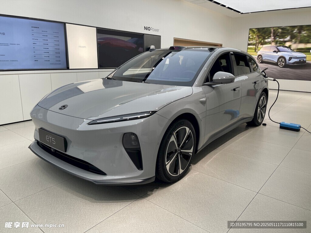 銀灰色時尚電動汽車展示