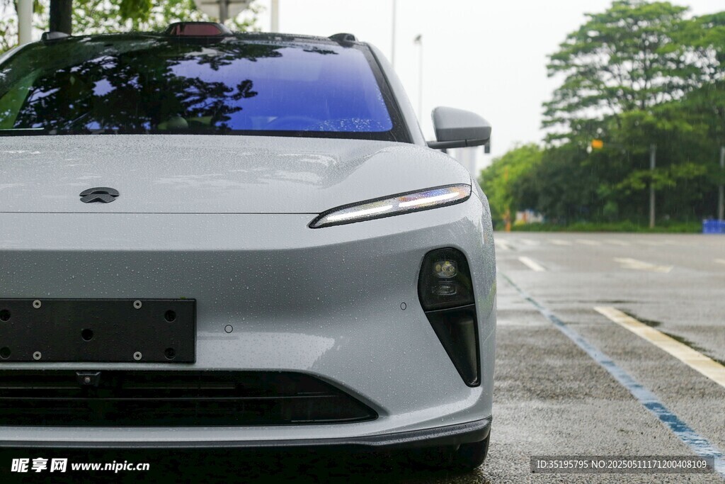 白色時(shí)尚電動(dòng)汽車外觀特寫