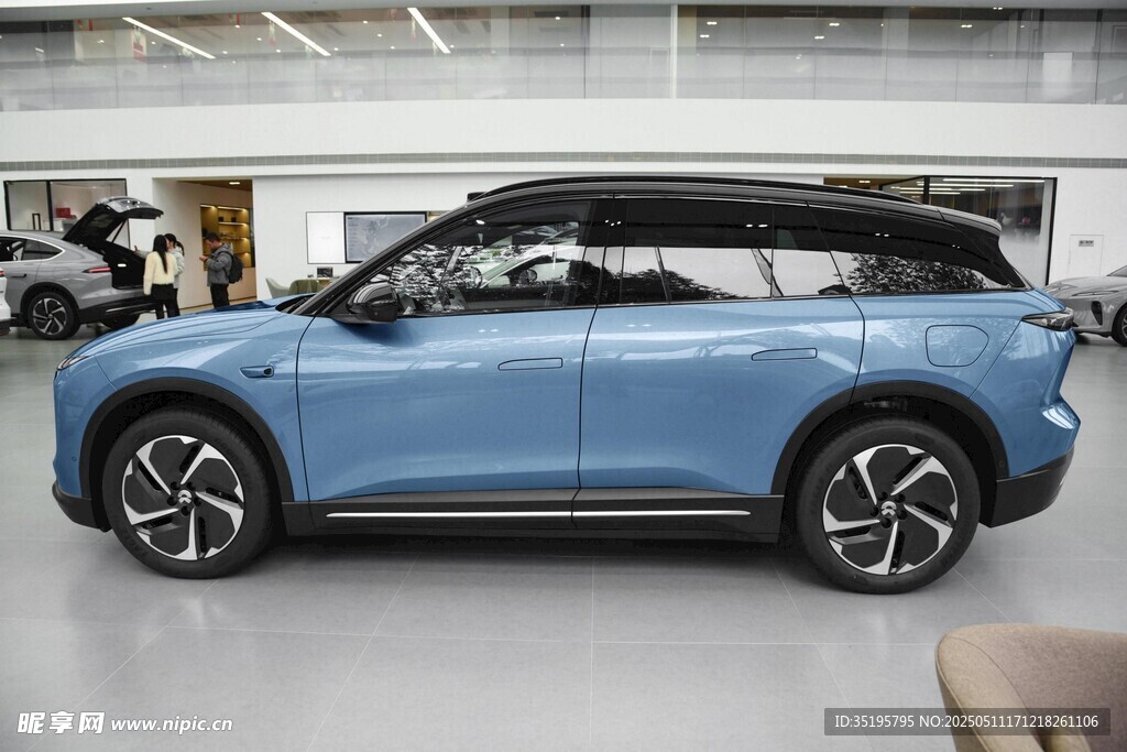 藍(lán)色時尚款SUV汽車展示
