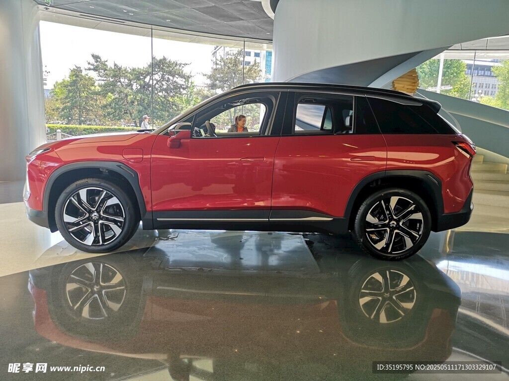 紅色時尚SUV汽車展示