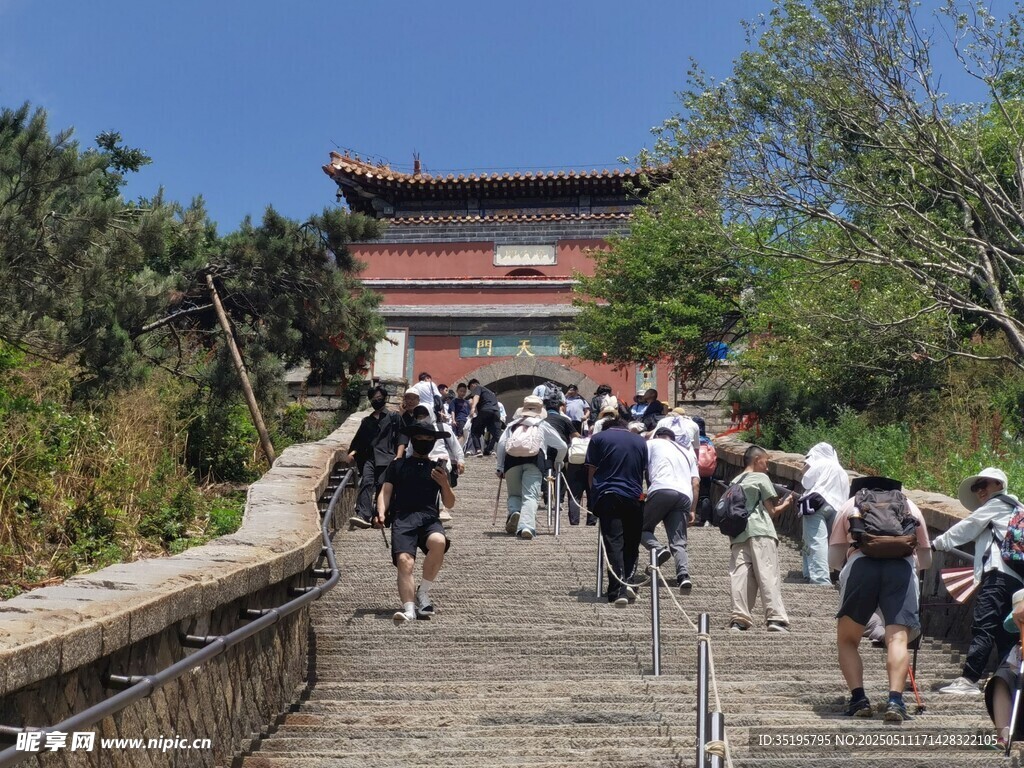游客攀登古建筑臺階