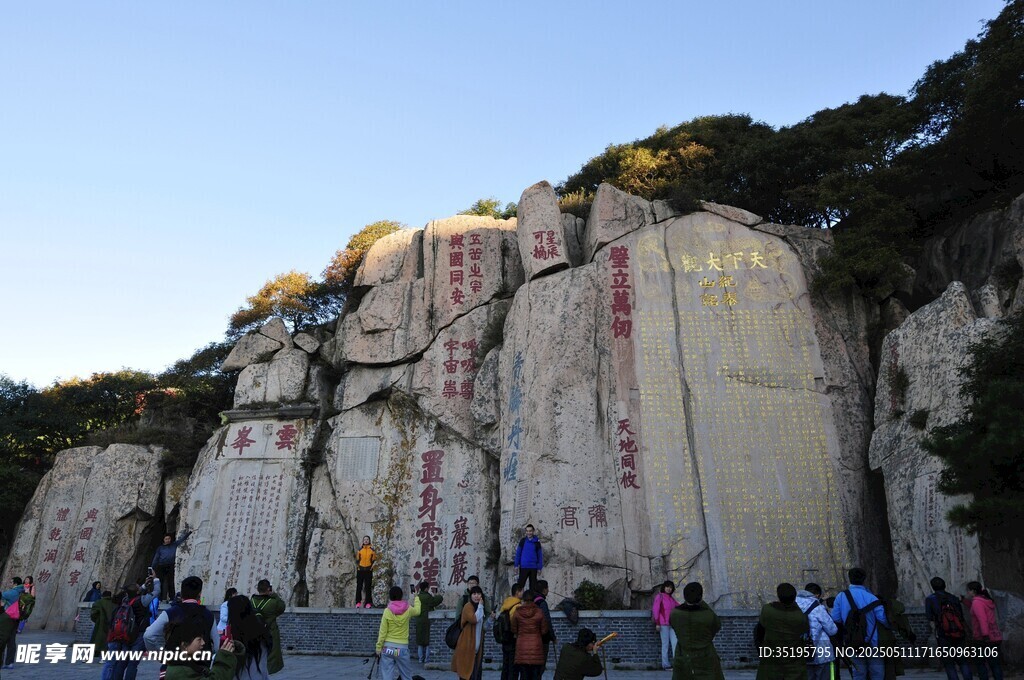 華山峭壁攀巖壯觀景象