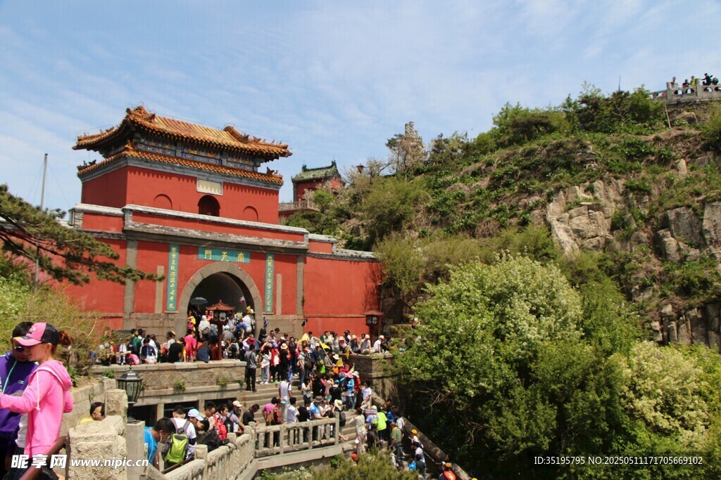 游客云集的中式古建筑景觀