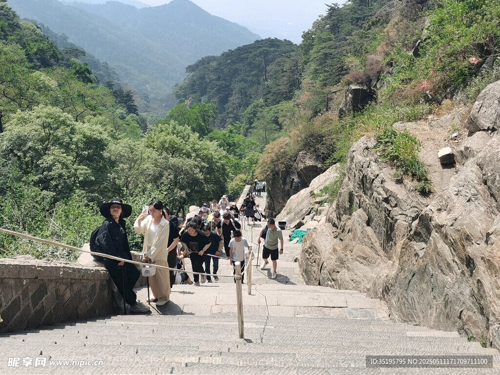 山間石階上的徒步旅行者