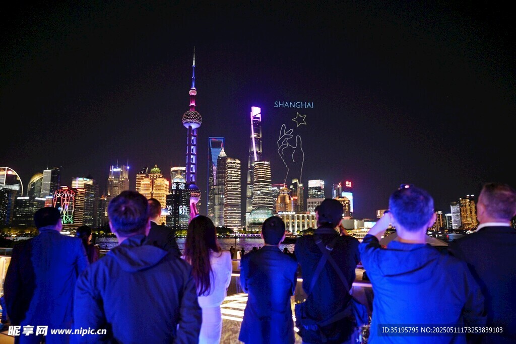 上海夜景下的學士服人群