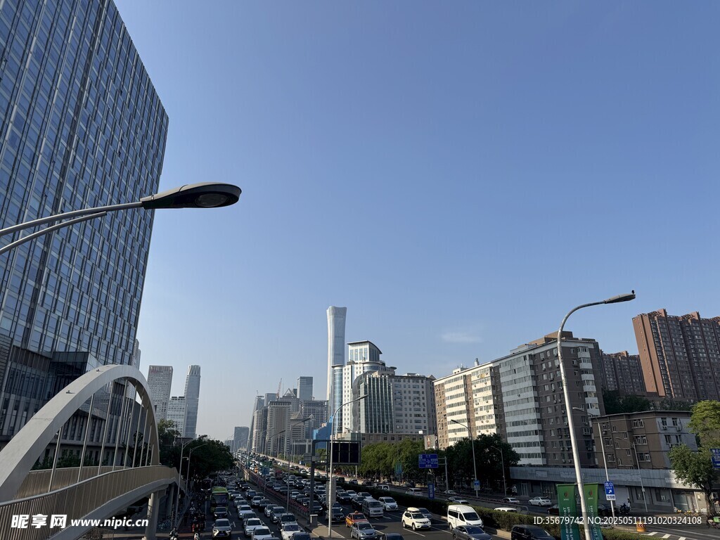 城市繁忙街道與現代建筑