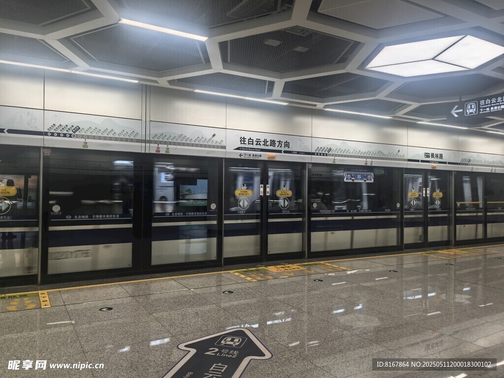 空曠地鐵站臺內部景象