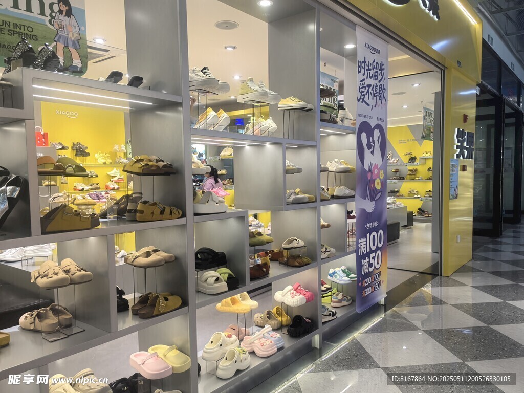 可愛玩偶店櫥窗展示