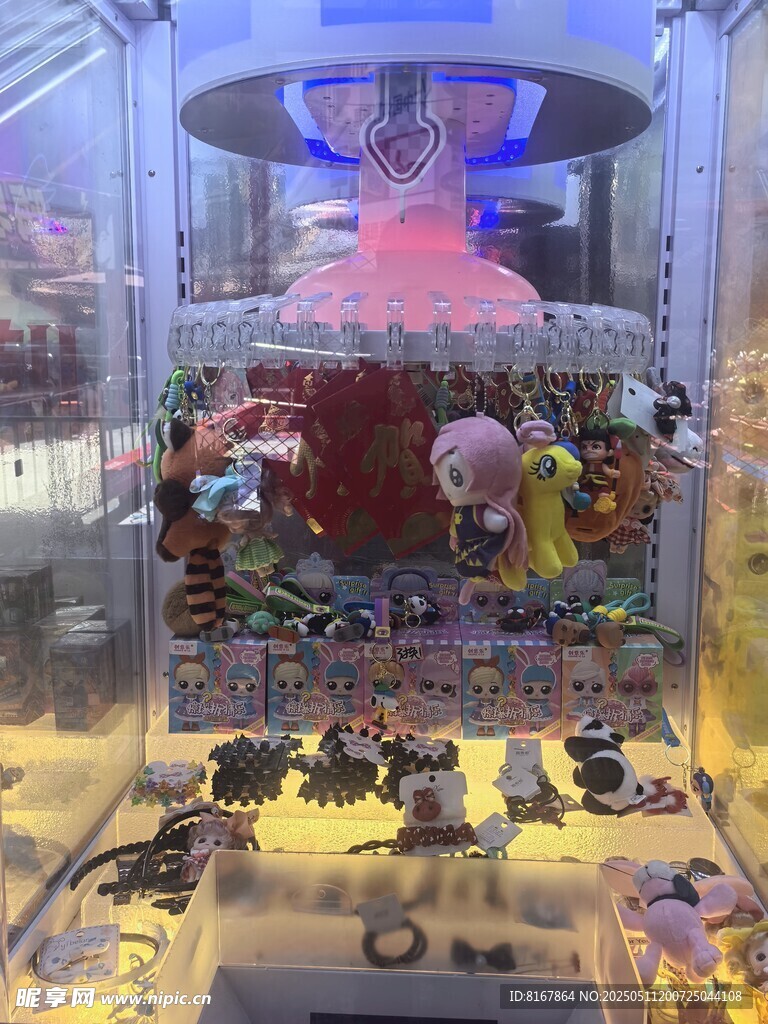 玩具展示柜中的多樣玩偶