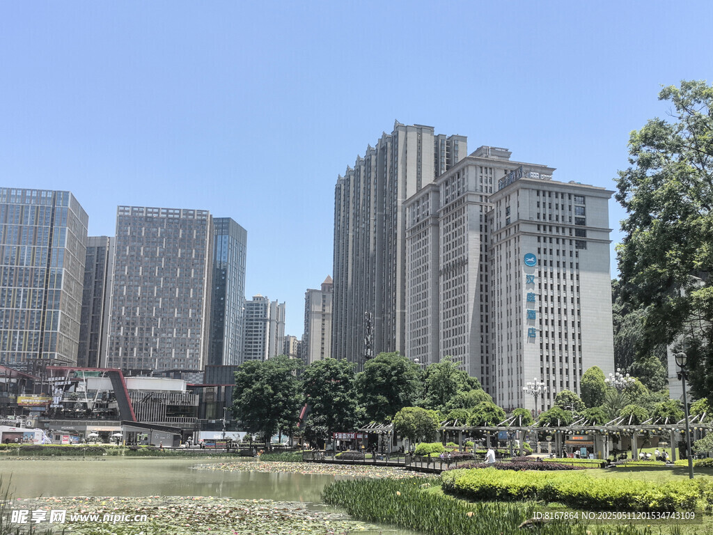 城市高樓與綠地景觀