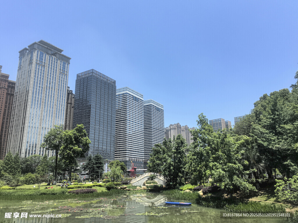 城市中的綠意河畔景觀