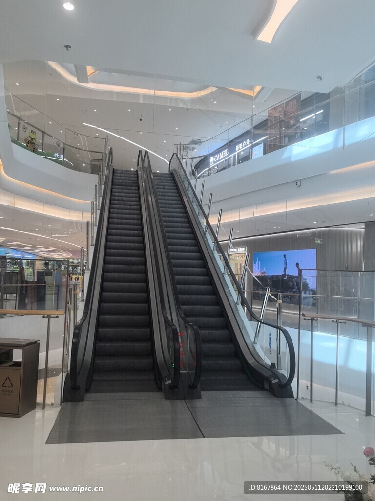 商場內的自動扶梯場景