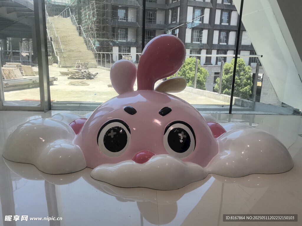 可愛兔子玩偶趴在窗邊