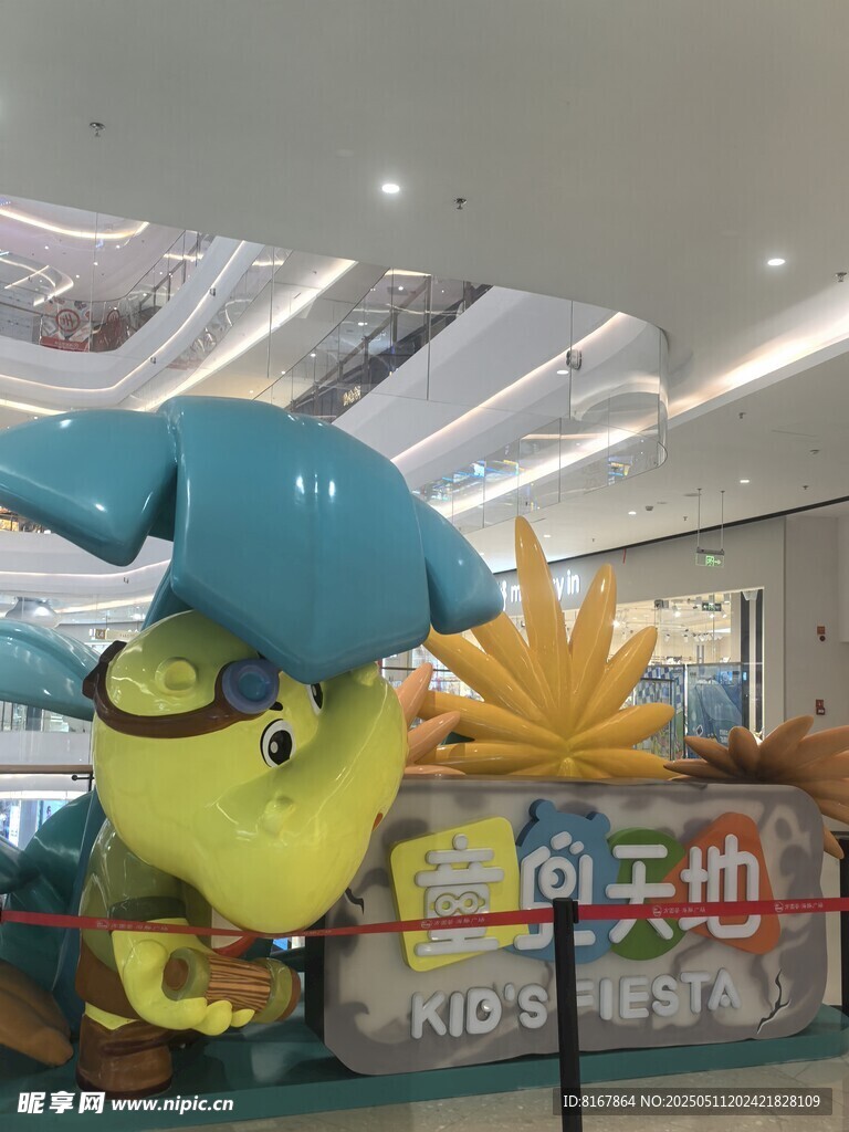 商場內可愛卡通造型裝飾