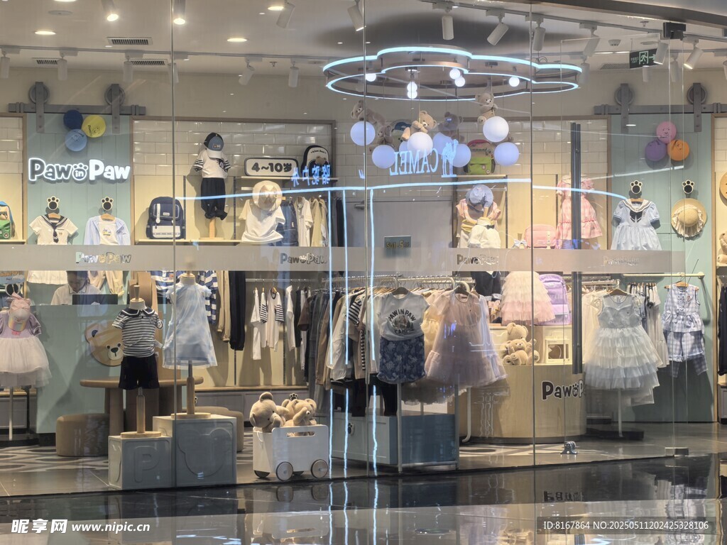 時尚服裝店內(nèi)部陳列展示