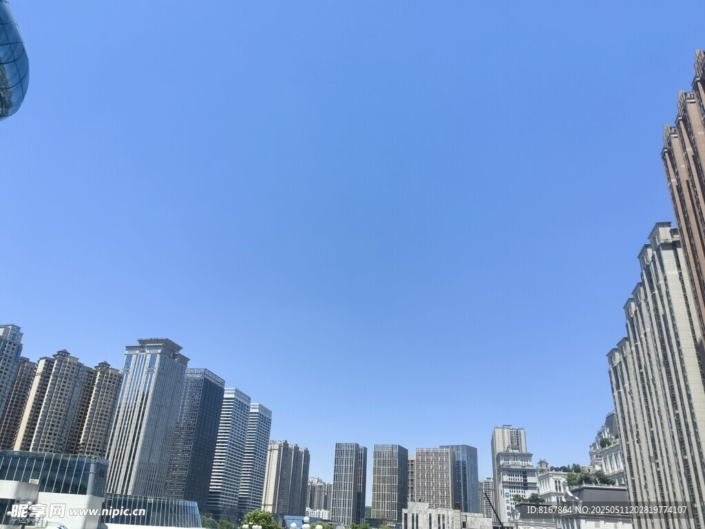 城市高樓林立的晴朗天際