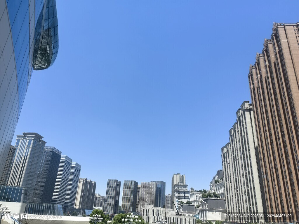 城市高樓林立的晴朗天際