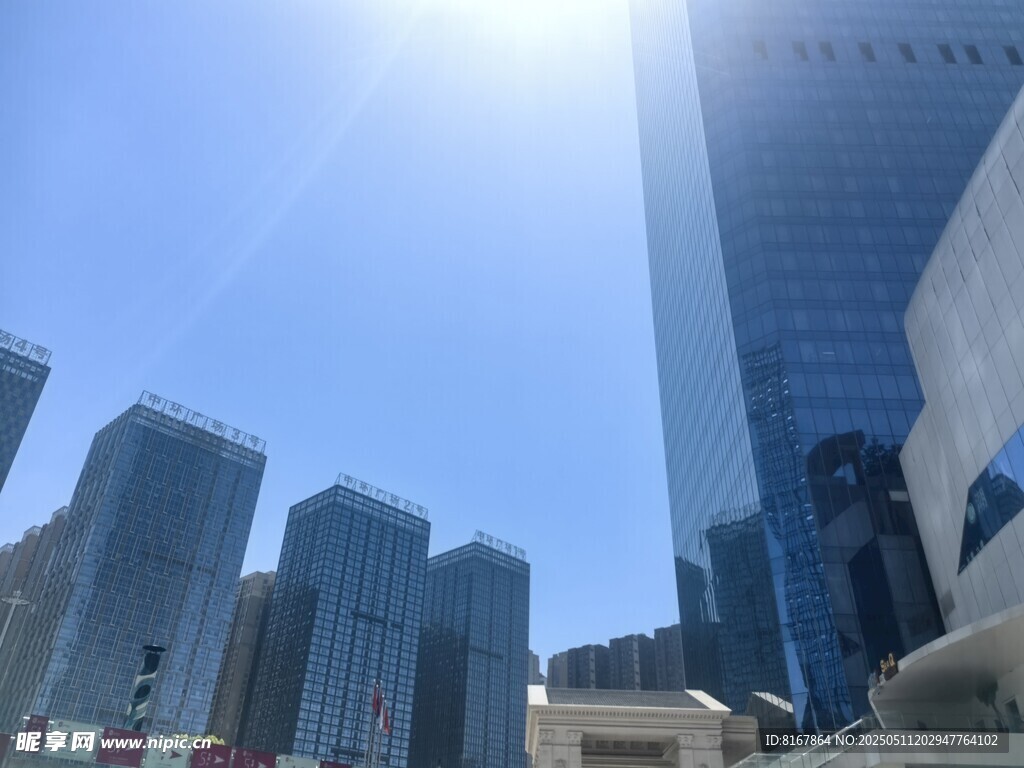 都市高樓陽光下的景致
