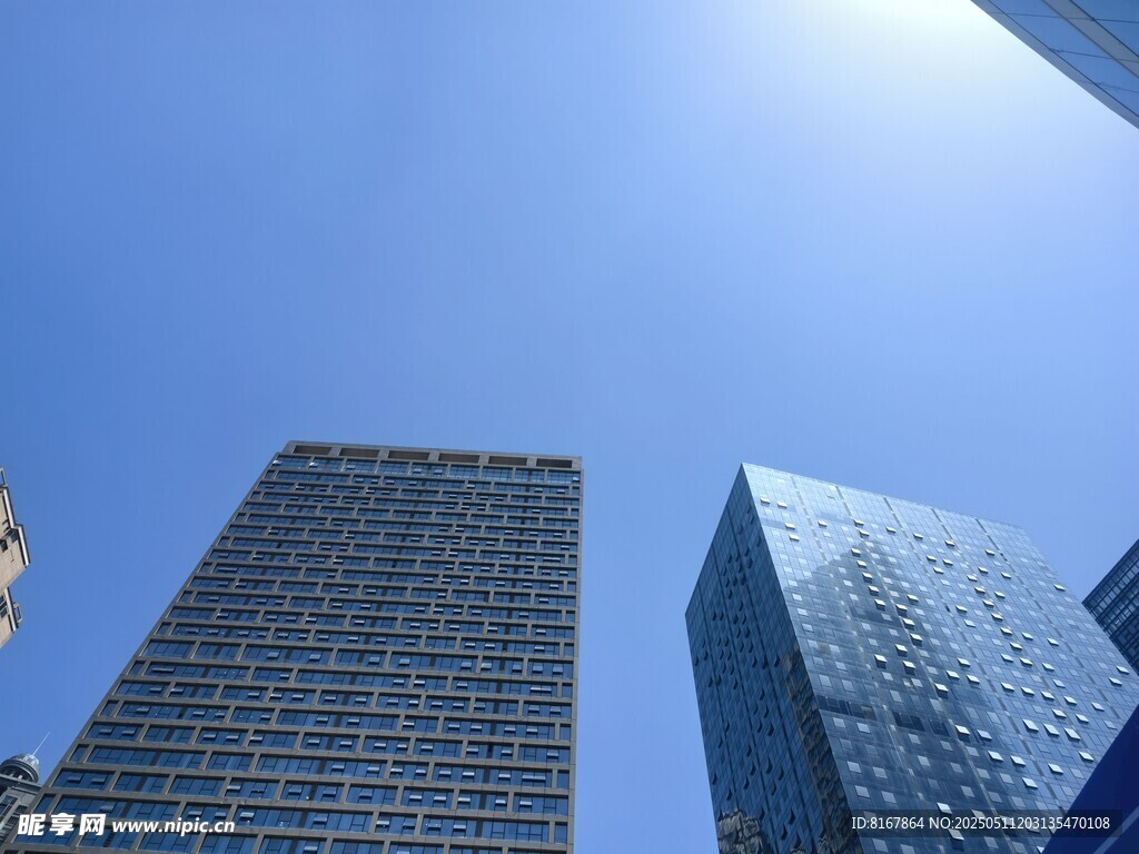 都市摩天大樓仰視景象