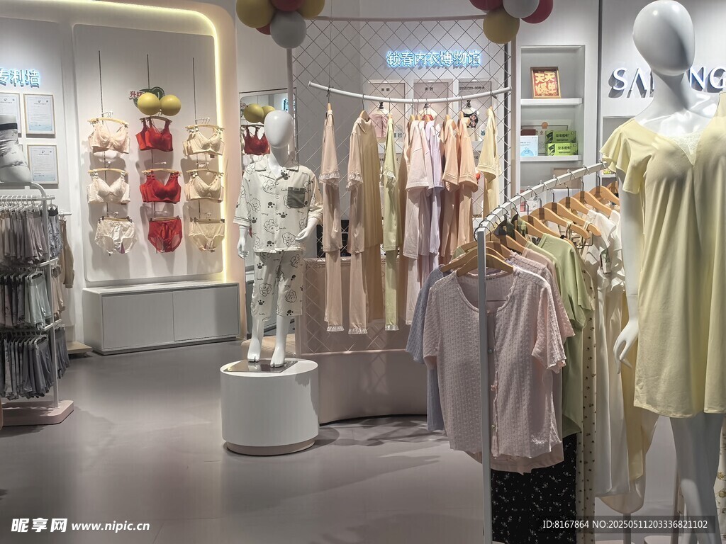 時尚服裝店內部陳列展示