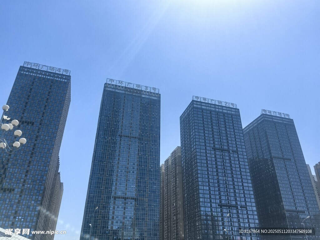都市高樓林立的晴朗景象