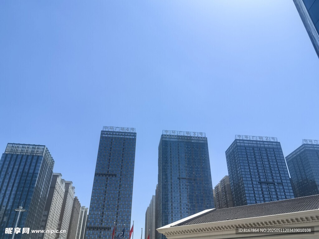 都市高樓林立的晴朗天際