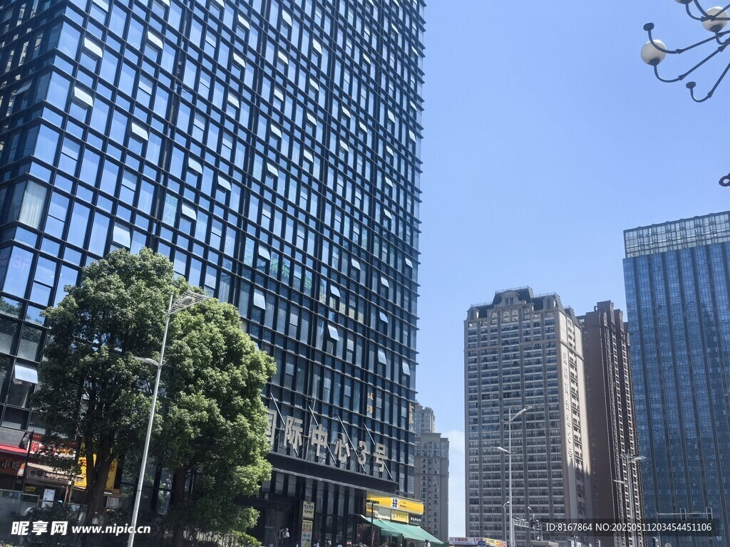 都市高樓林立的街景
