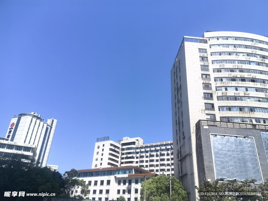 城市高樓與藍(lán)天景觀
