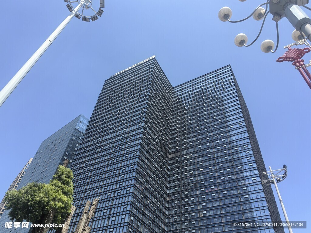 摩天大樓矗立藍天之下