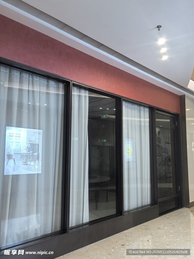 時尚店鋪玻璃門展示