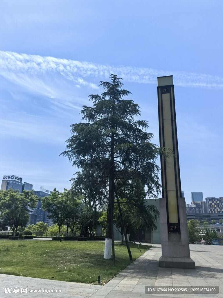 戶外高聳紀念碑與綠樹