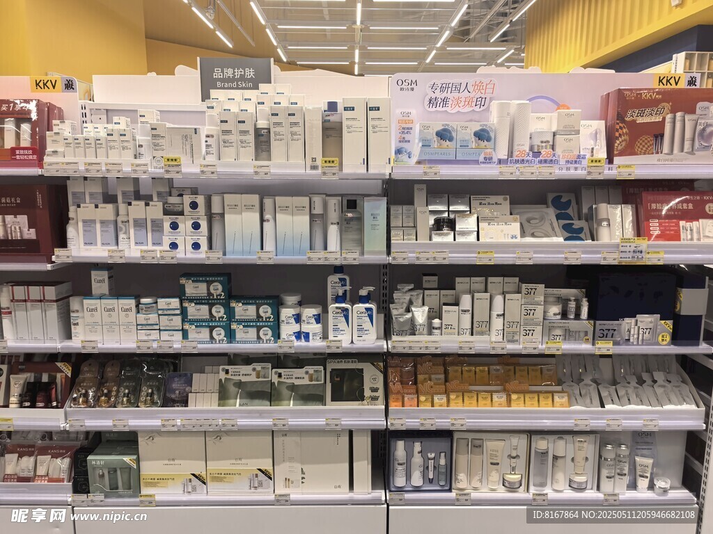 超市貨架上的多樣商品