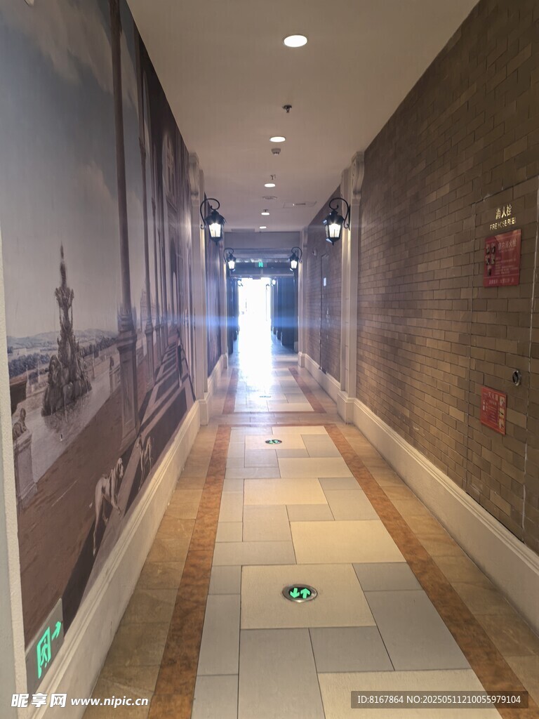 寬敞明亮的走廊過(guò)道空間