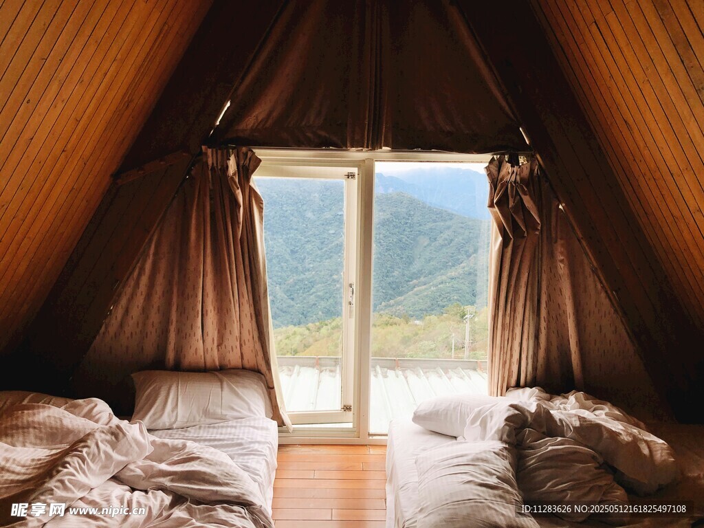 木屋臥室享窗外自然美景