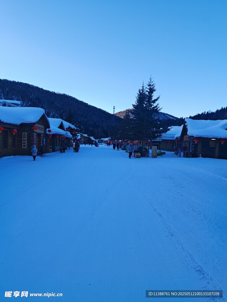 雪覆村落的寧?kù)o冬日景象