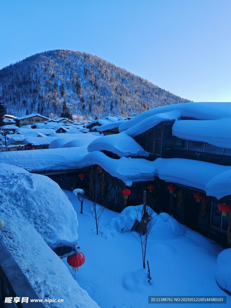 雪覆村落美景