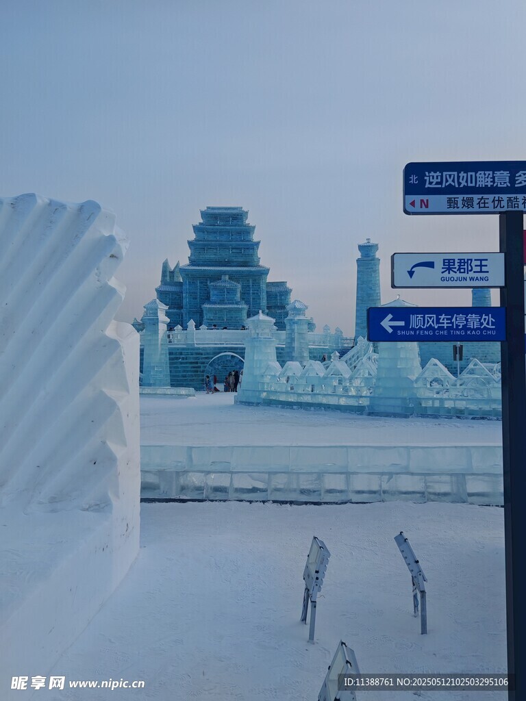 冰雪景觀中的漫步行人