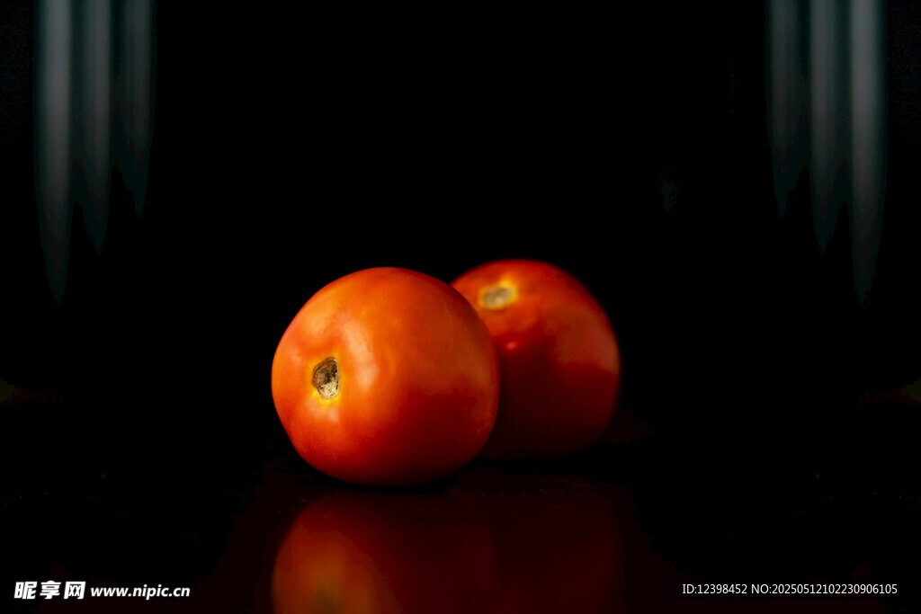 兩個(gè)鮮紅飽滿的成熟番茄