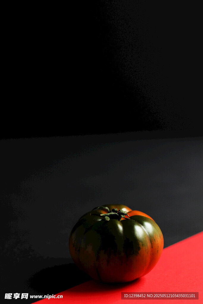 黑紅背景上的番茄