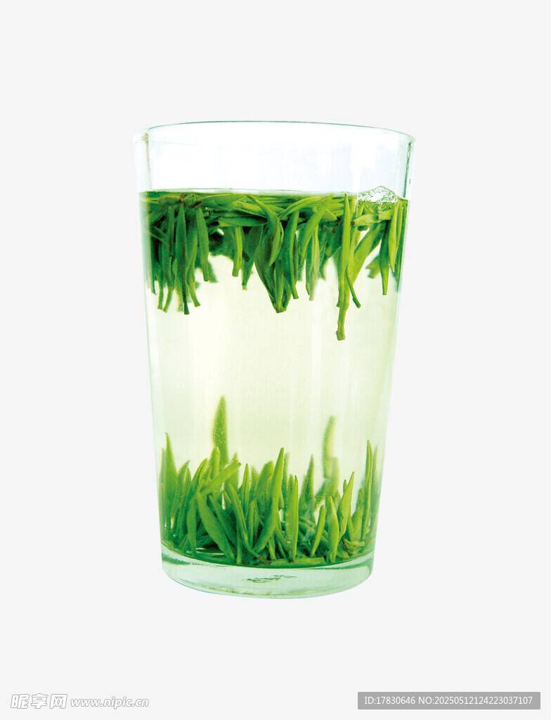 杯中嫩綠茶葉清新景象