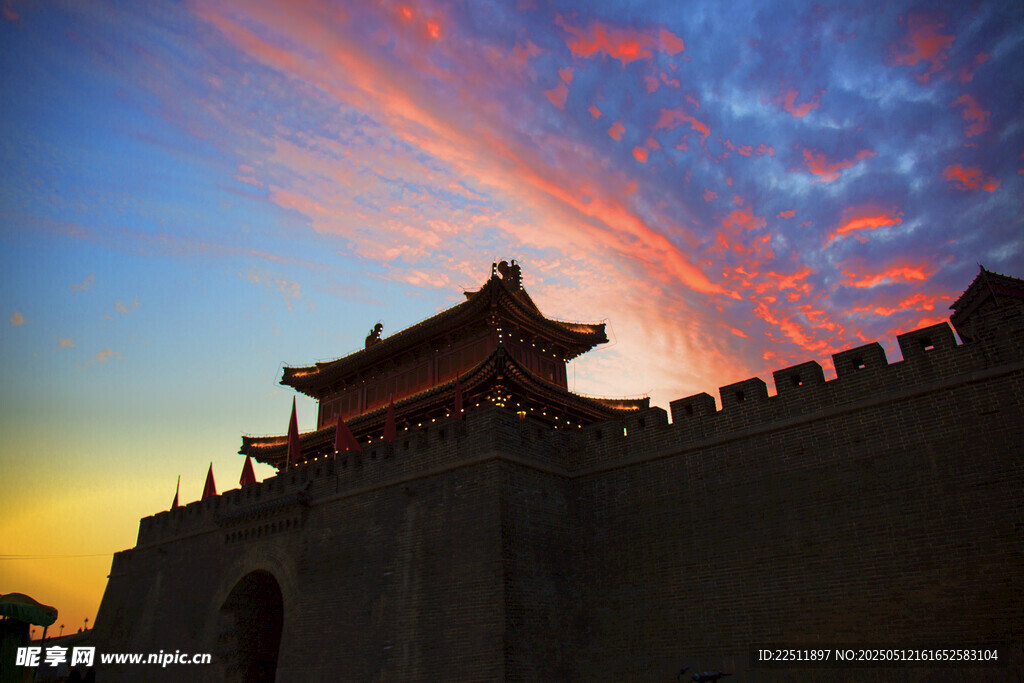 夕陽(yáng)下的古城樓壯麗景觀(guān)