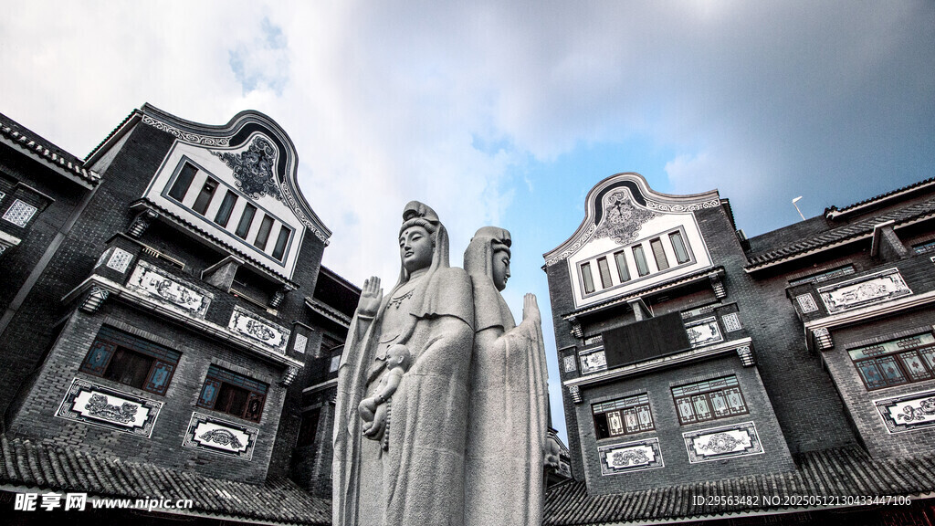 歐式建筑前的雕像景觀